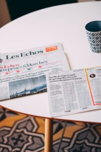 un journal posé sur une table blanche