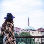 Reconnue pour son célèbre imprimé écossais beige, blanc, noir et rouge, Burberry est devenue une référence internationale
