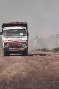 un camion blanc roulant sur un chemin de terre