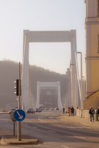 un groupe de personnes traversant un pont