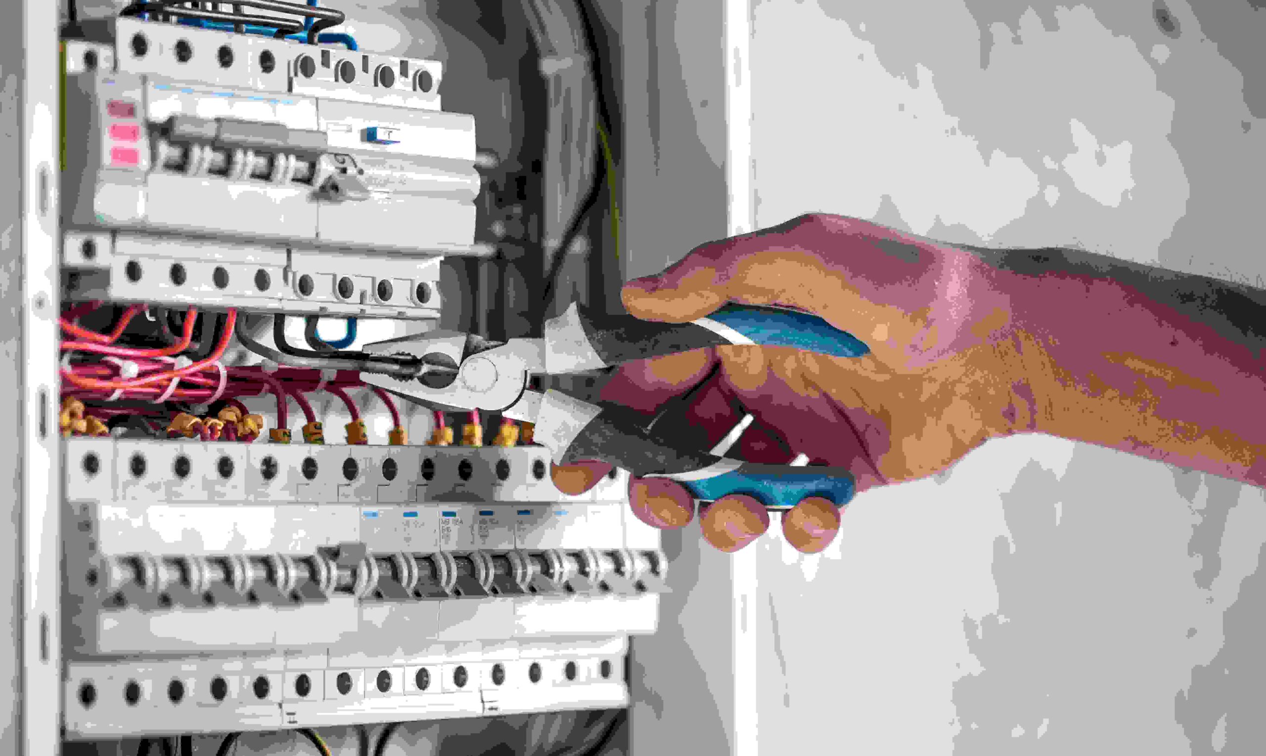 Le guide essentiel pour maîtriser l'électricité chez soi : astuces et conseils
