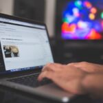 Une personne travaille sur un ordinateur portable, écran affichant une interface de gestion de contenu