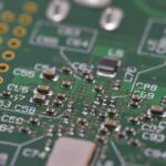Circuit imprimé avec composants électroniques, numéros et symboles techniques, arrière-plan vert