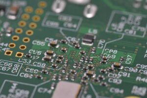 Circuit imprimé avec composants électroniques, numéros et symboles techniques, arrière-plan vert