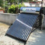 Un panneau solaire incliné sur un toit avec un ballon d'eau chaude
