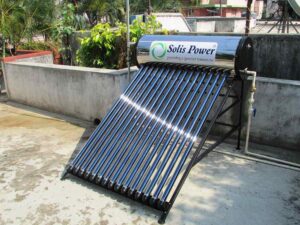Un panneau solaire incliné sur un toit avec un ballon d'eau chaude