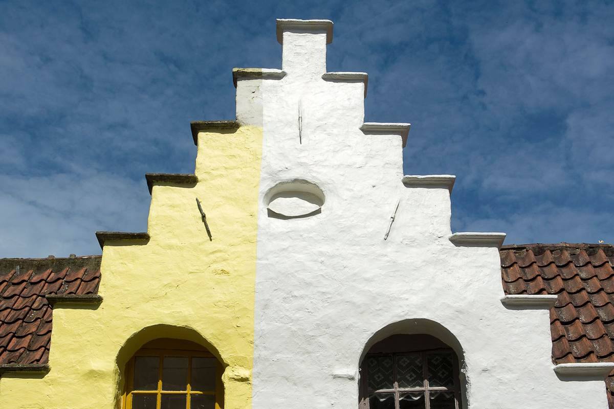 façade d'un bâtiment à deux tons sous ciel bleu façade d'un bâtiment à deux tons sous ciel bleu